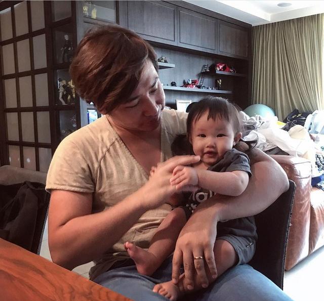 郑云灿在二胎刚出生的时候,和粉丝互动,自称不会再生了,后来又改变了