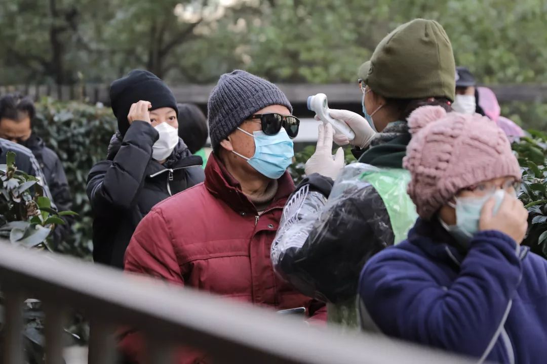 非常时期,出门戴口罩,配合测体温也是公民的法定义务