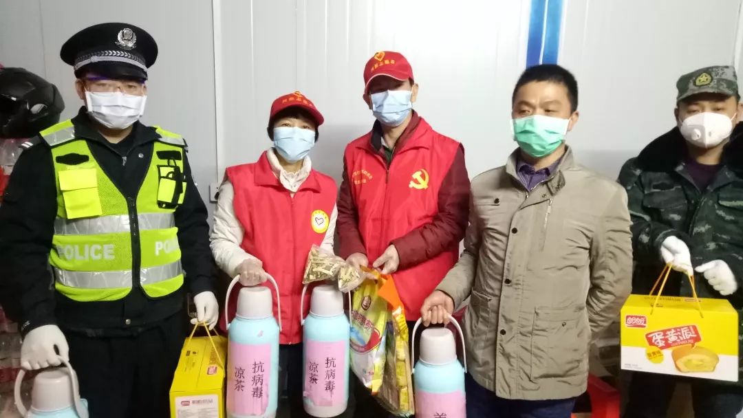 暖心的笑容暖心的物资感谢坚守在一线的抗疫人员为