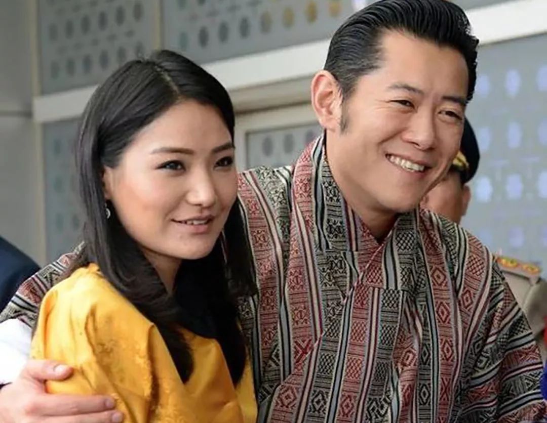 40岁不丹国王恋上佩玛姐妹俩,一个被封为王后,一个成了前女友