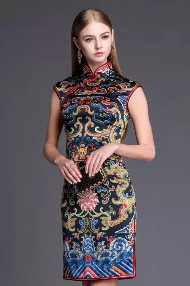 当俄罗斯美女穿上中国旗袍