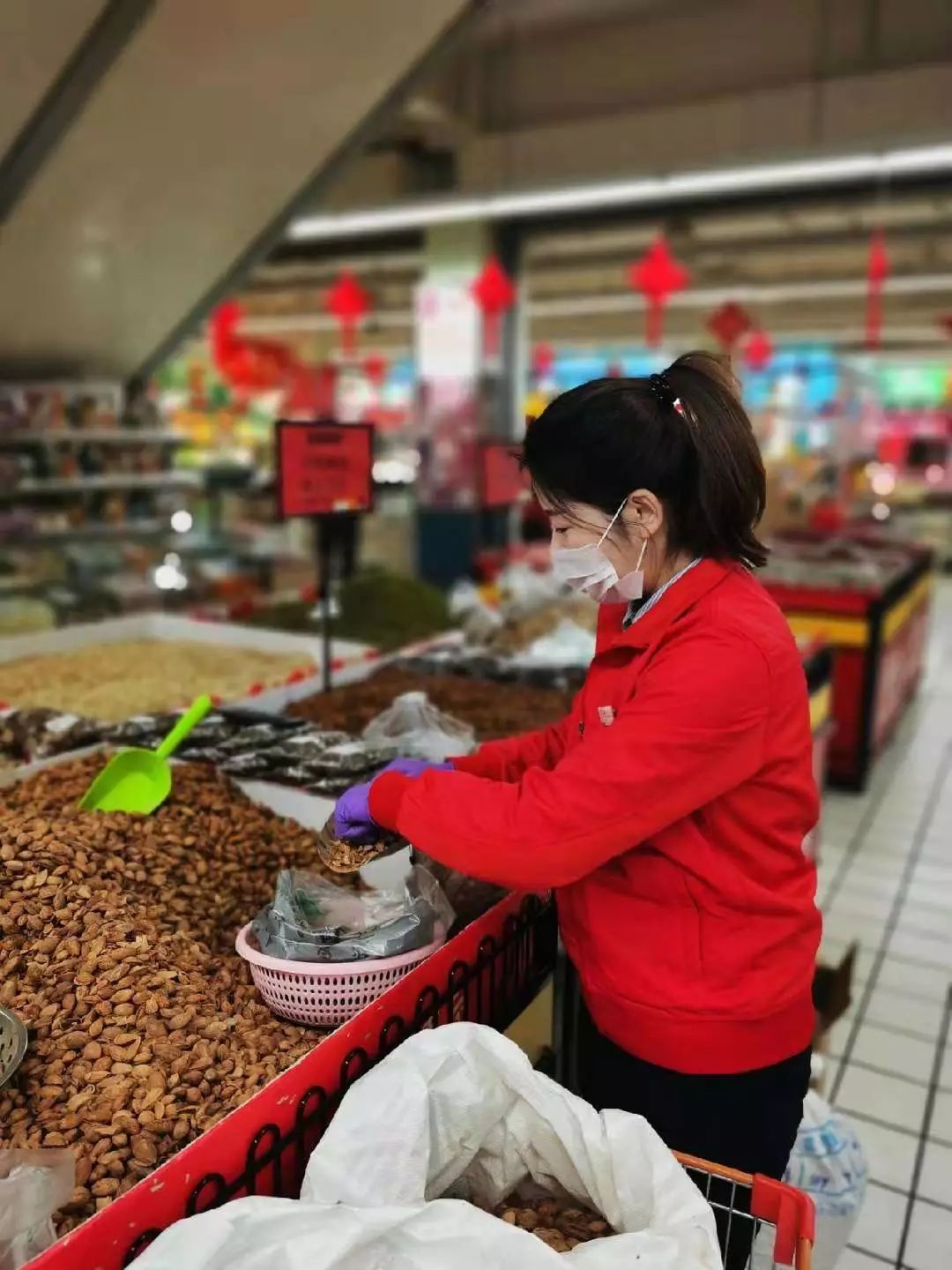 诸城市女企协会员企业——诸城百盛商场捐赠方便面100箱,口罩2000只