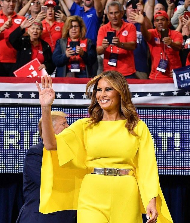 原创梅拉尼娅带着13岁195公分高的儿子回白宫一家三口同穿黑色霸气