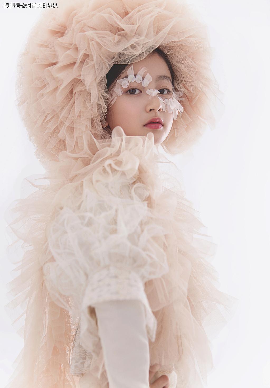 最美童星裴佳欣才11岁,就美得窒息,都可以做中国娃娃形象大使了