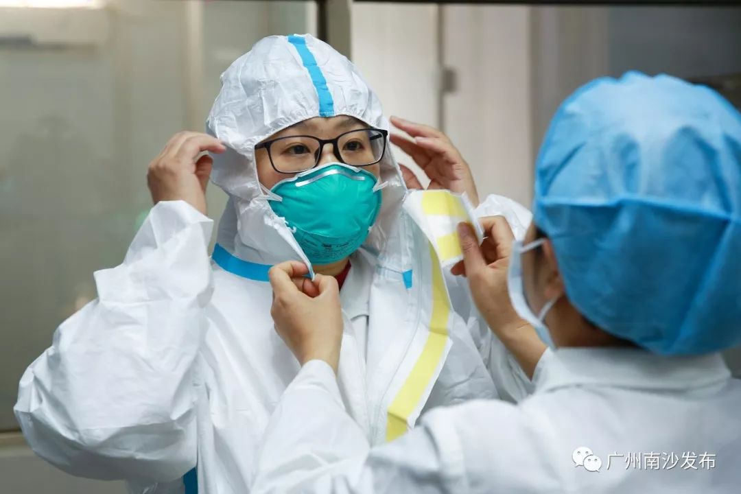 儿科护士长勇敢逆行身穿防护服奋战采样最前线