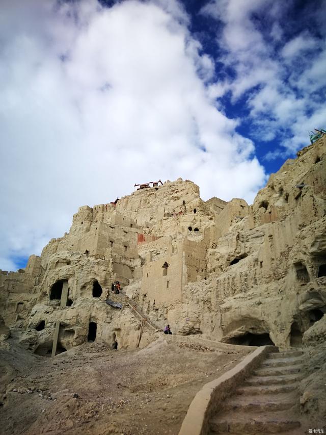 扎达土林去扎达县的路,一直在土林穿梭出扎达去狮泉河吉隆口岸,尼泊尔