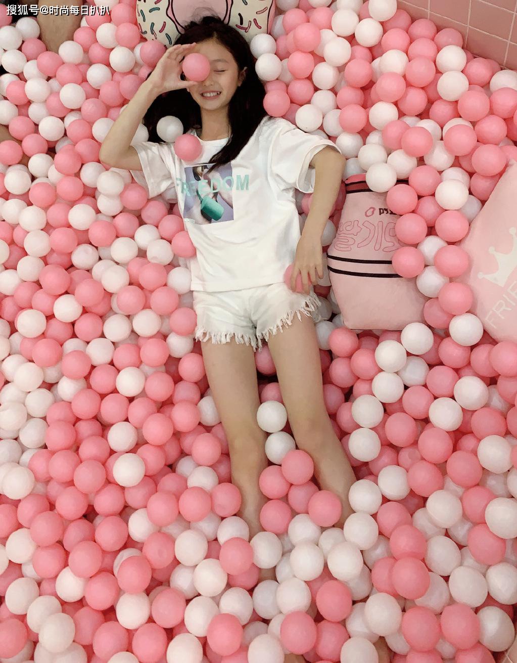 其实在生活中的裴佳欣感觉更漂亮可爱呢,随便像平常