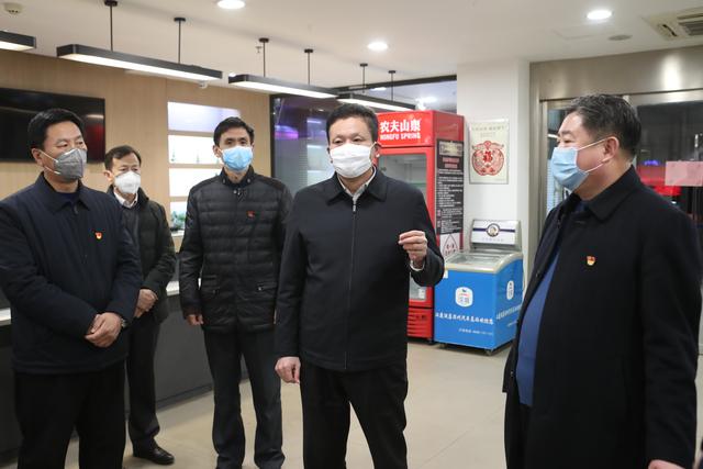 佘洪烈带队现场调度督导重点区域疫情防控工作