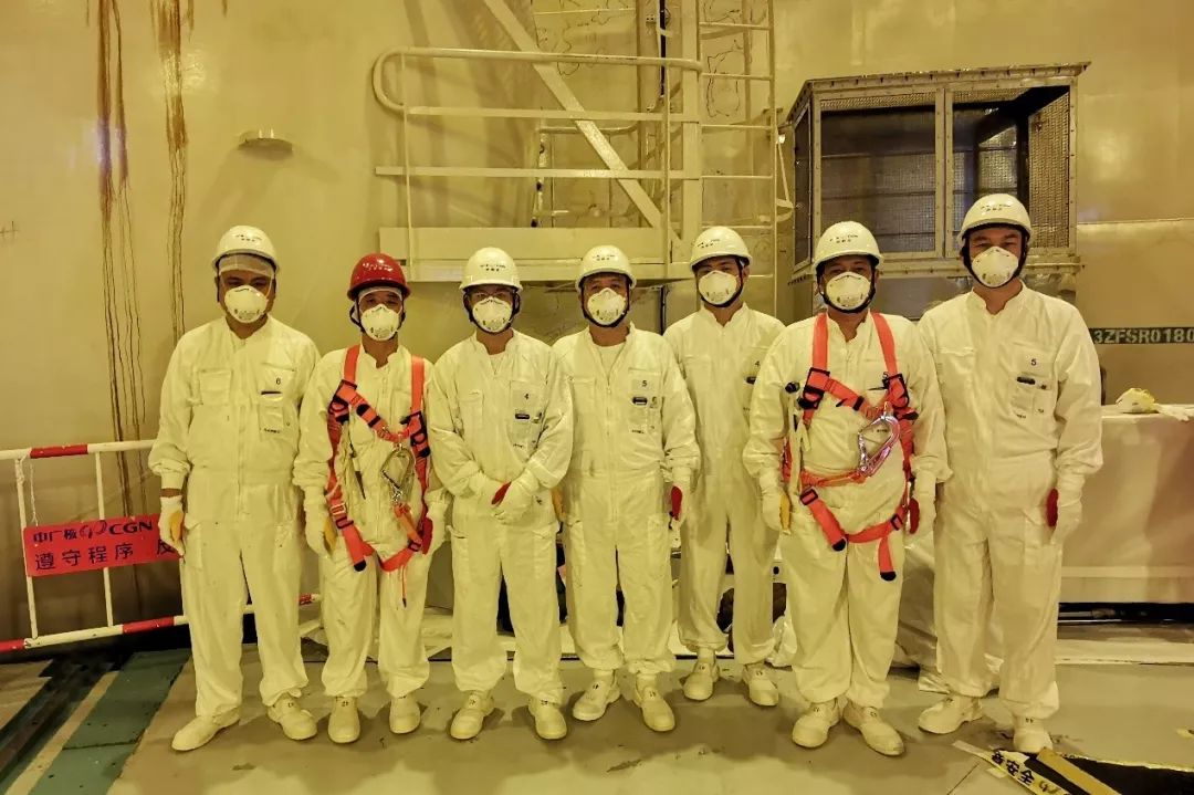 防护服,安全带,安全帽一样都不能少,当然也少不了防疫情的口罩,这些