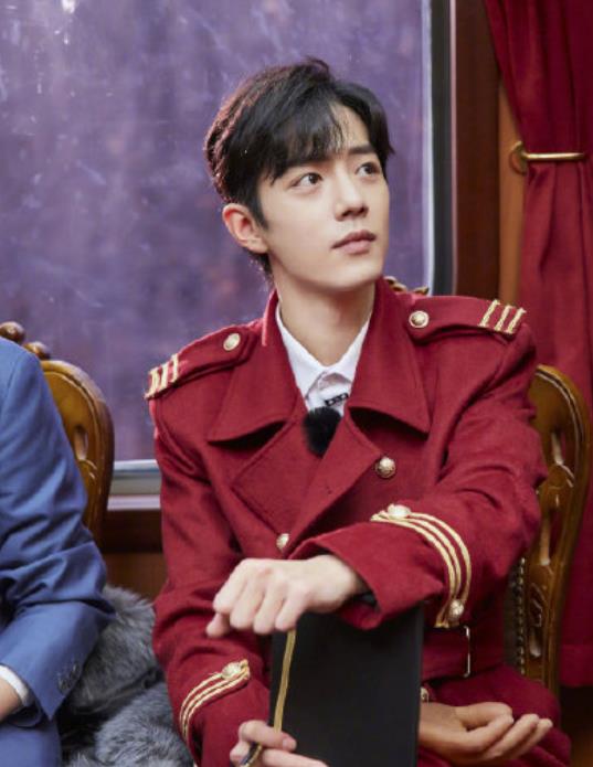 爱惨了肖战的酒红色把列车制服穿成红毯礼服春晚彩排一片红