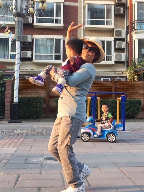 姥姥我也要抱抱外孙求抱抱的动作透露了亲孙和外孙的差别