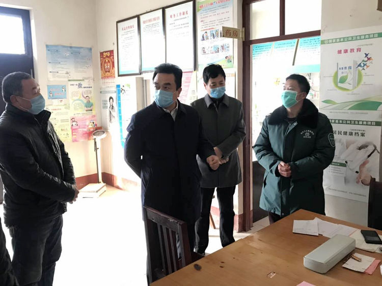 季士峰书记认真听取了渔沃街道新型冠状病毒感染的肺炎