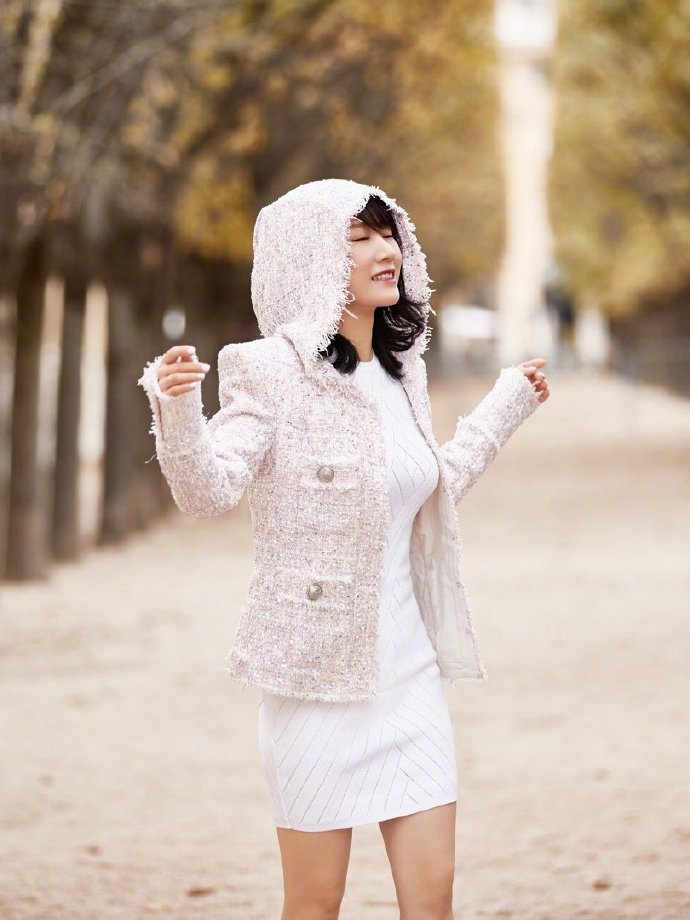 贵妇李念街拍惊艳包裹严看似无料翘臀裤暴露真实身材