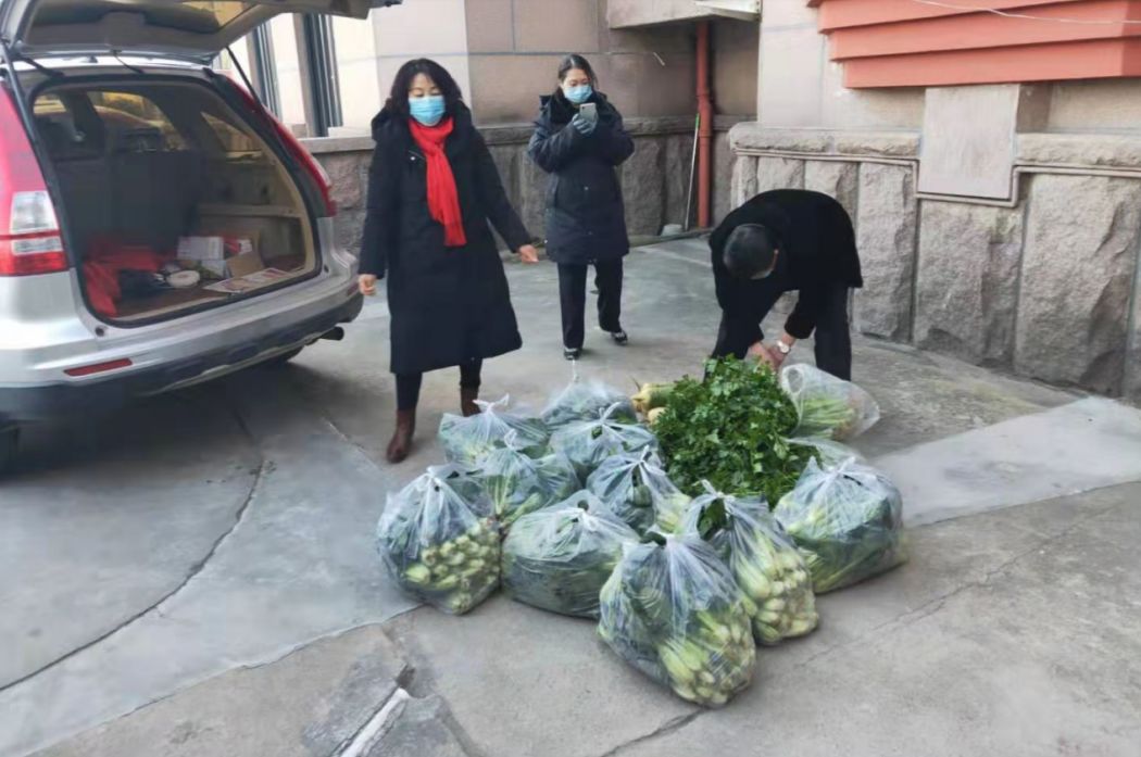 崂山区人大代表,青岛崂山海蓝娜服装有限公司车间主任陈雪芬,考虑到