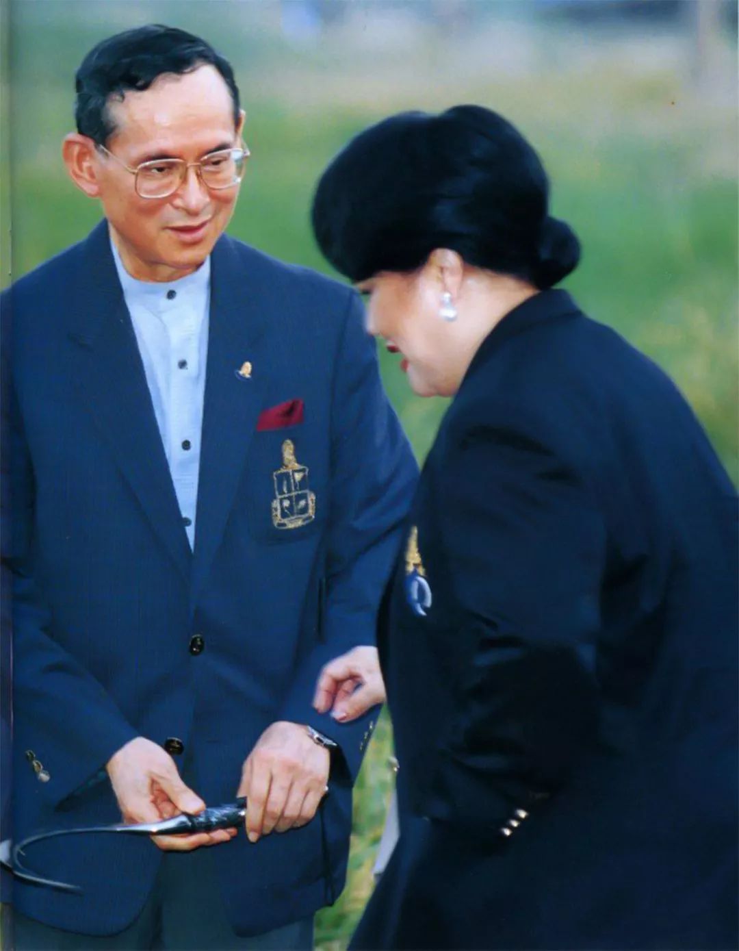 晚年普密蓬仍恋出轨妻对着妻子抓手又放电王后脸上笑晕止不住