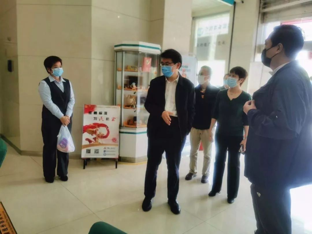 2月2日上午,海口市政府副市长沈继奔一行到农行海口昌茂支行看望慰问
