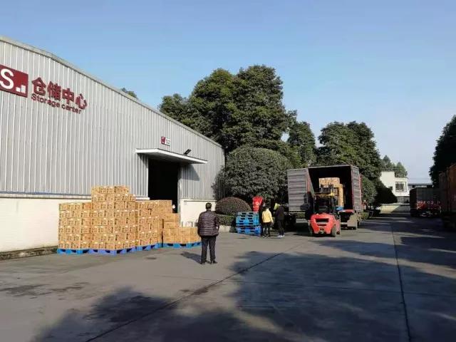 昨天(2月3日)上午九点过,在四川茂华食品有限公司内,工作人员正忙着将