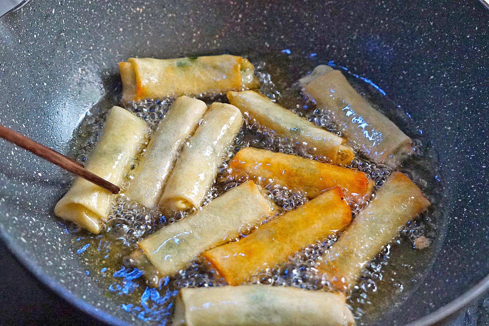 今日立春,宅在家炸春卷,又脆又香,咬一口香掉牙,一大盘没吃够_面浆