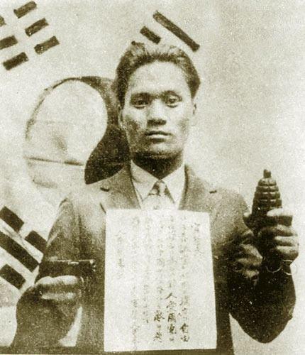 尹奉吉在宣誓4月29号,尹奉吉成功进入了庆祝会现场,10时30分,白川义则