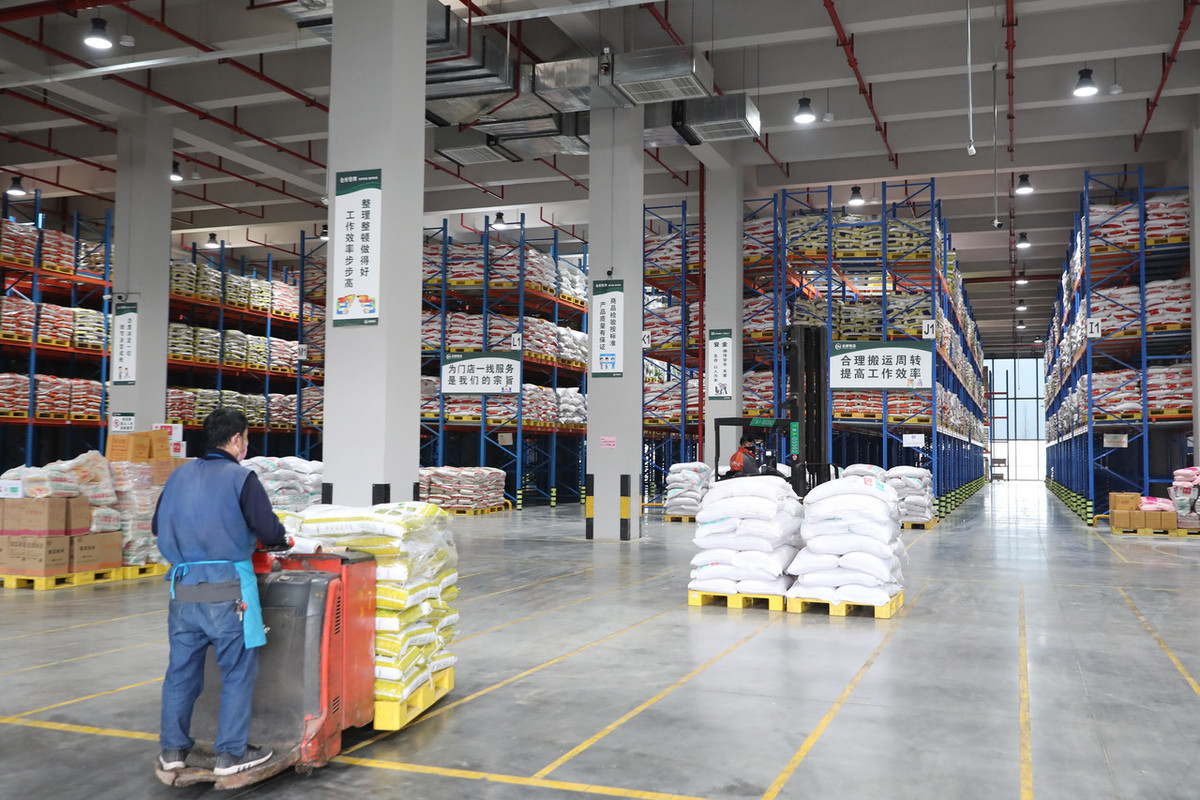 目前,该物流配送中心内各类商品储备充足,每日配送新鲜蔬菜700吨.