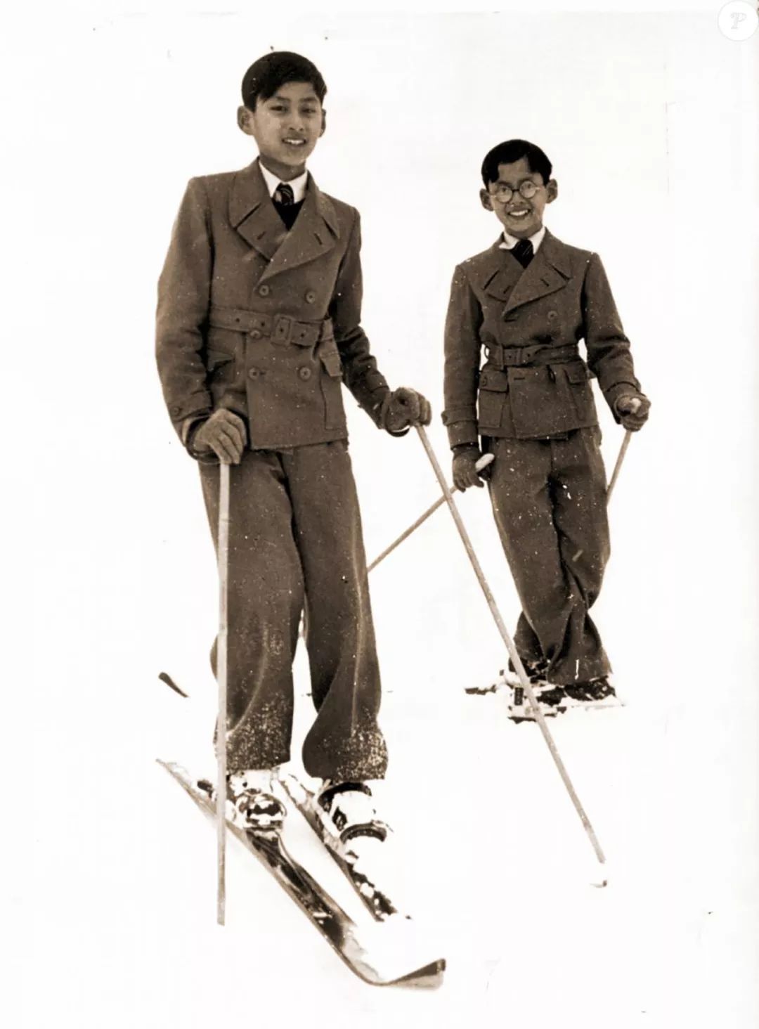 普密蓬国王失手杀了亲哥哥,想要坦白却被母亲阻止,从此再无笑容