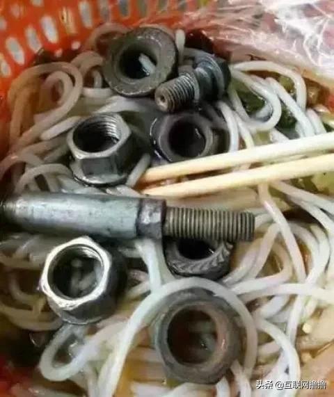 搞笑图片:大姐,做饭带上脑子行不行,老公再缺铁也不能这样补吧