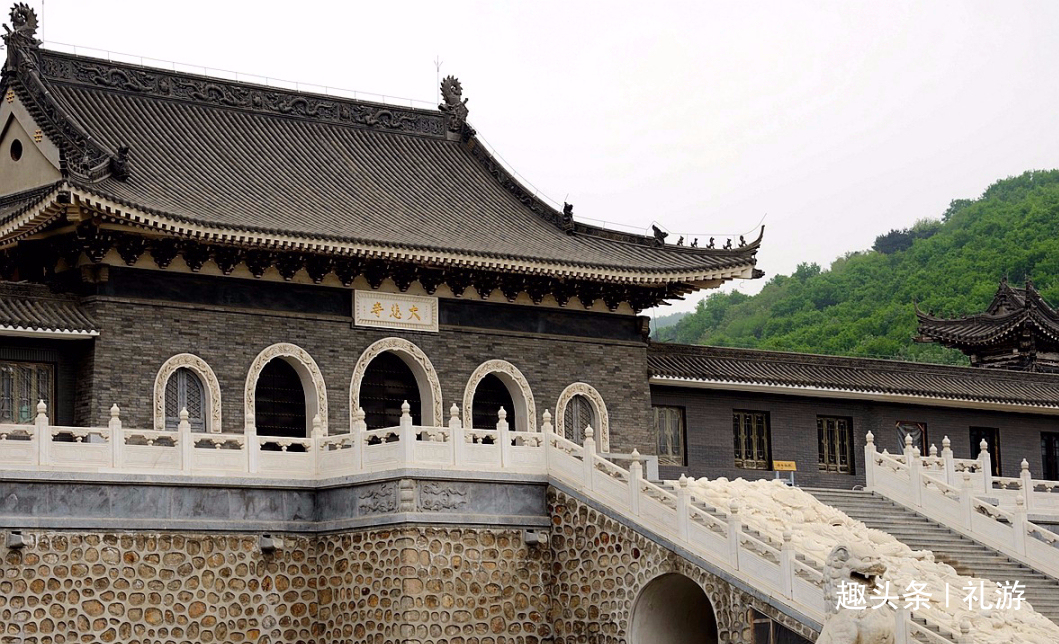 第三座奥秘古刹是后山奶奶庙,坐落河北省易县的洪崖山上,这儿从来不收