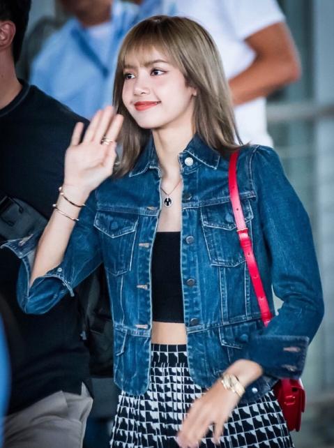 来品一品lisa高光时刻!三七分穿搭秀出蚂蚁腰,身材美得不敢直视