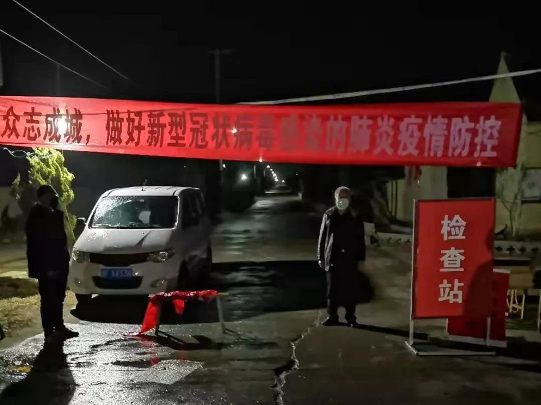 海阳市龙山街道潮外村第一书记于庆友会同村"两委"