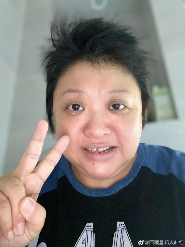 原创韩红低调现身机场面色苍白疲态明显为疫情奔波疑是大病还未愈