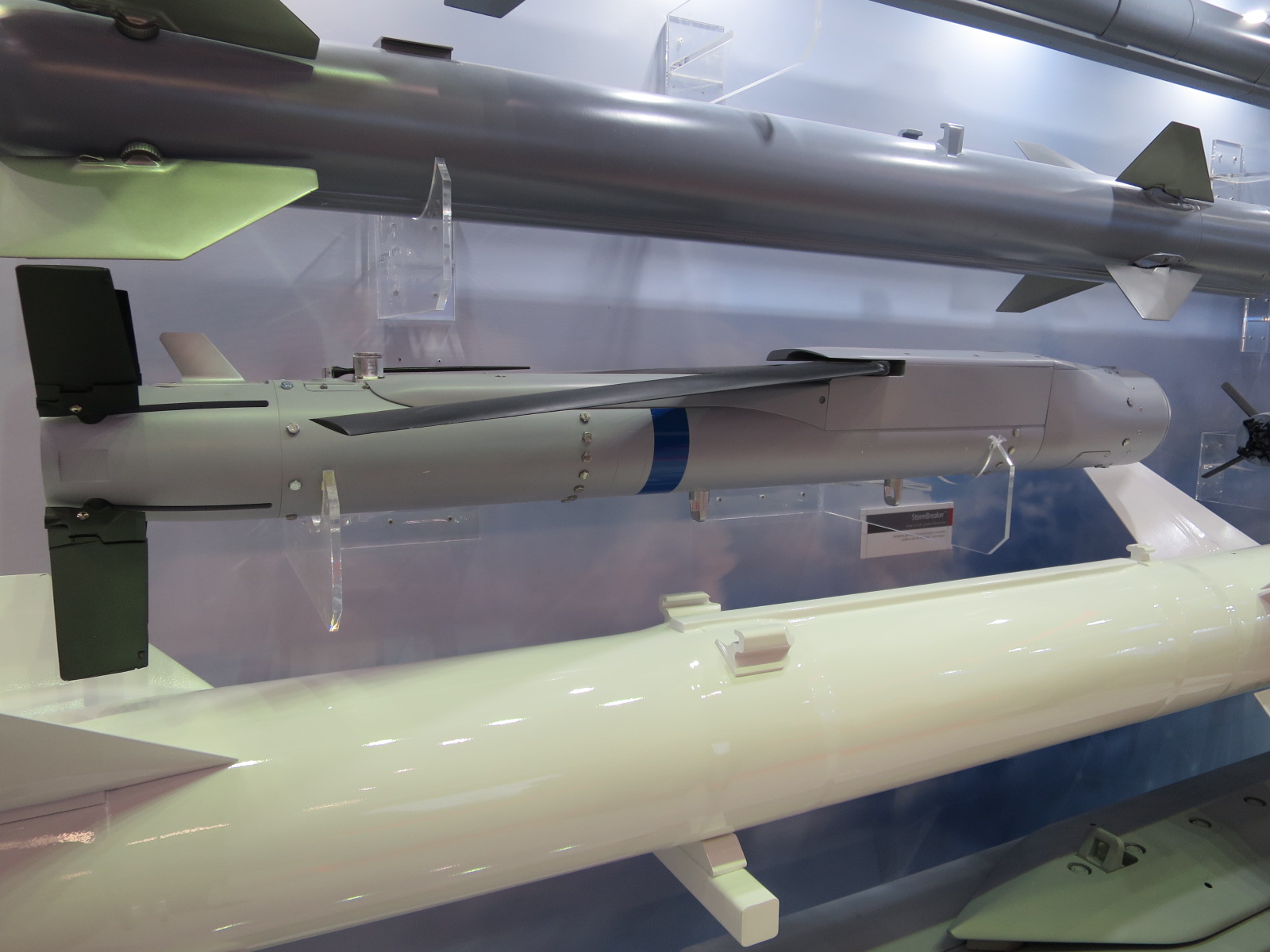 原创美军战机装备小型智能航弹f35能带24枚我国已研发出同款