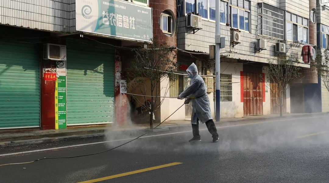 李仁鹏)"哥,前几天我路过乡政府,乡里防控疫情消毒还是用手动式喷雾器