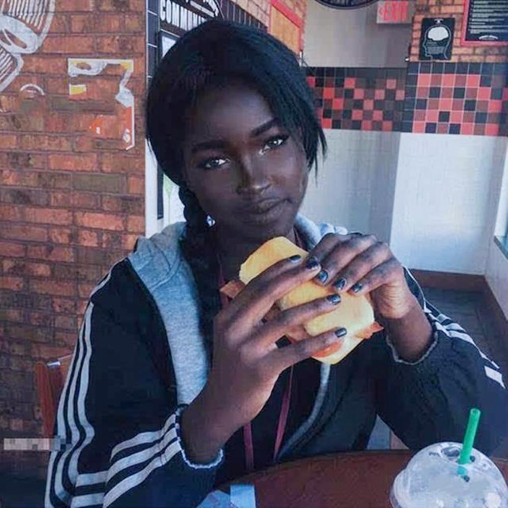 最美黑人女孩爆红父母教育很严格家有女儿如何培养气质