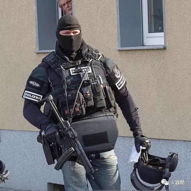 【强者雄心】说起重装警察我还是更喜欢德警造型