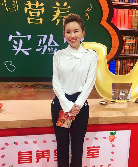 采访钟南山女主持"粉丝"一夜暴涨20万,深陷整容质疑,忙删帖_杨雅淇