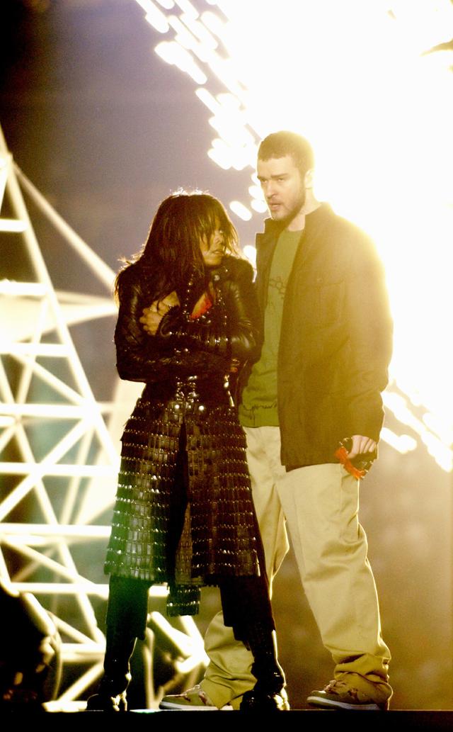 2016年,碧昂斯(beyonce)在酷玩乐队(coldplay)的《半场表演》(hattime