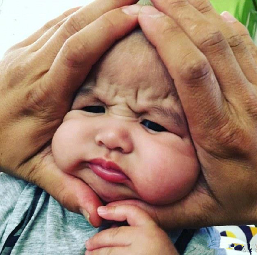 娃被捏成"囧"字脸是啥概念?各种搞笑,网友:君子报仇十年不晚