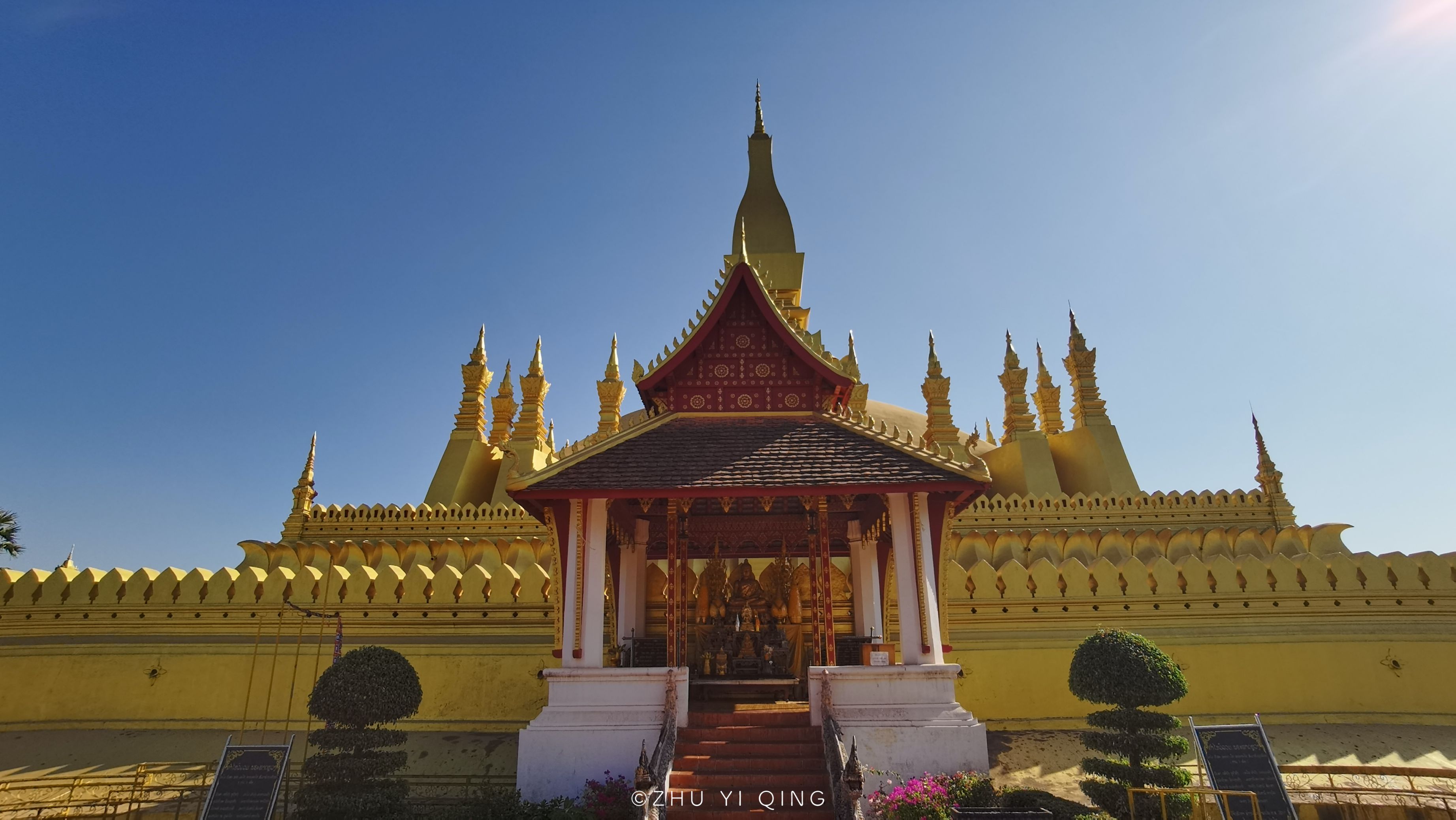 原创老挝首都有座金碧辉煌的佛塔塔身镶满真金当地人视为佛教圣地