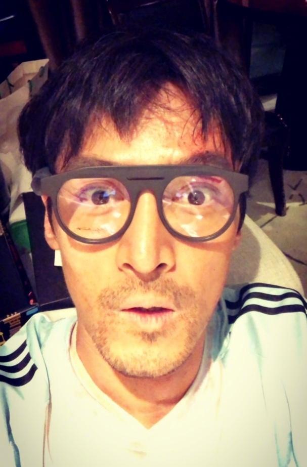 原创网友晒偶遇照,胡歌再次放飞自我,戴墨镜高低肩爆炸头抢镜