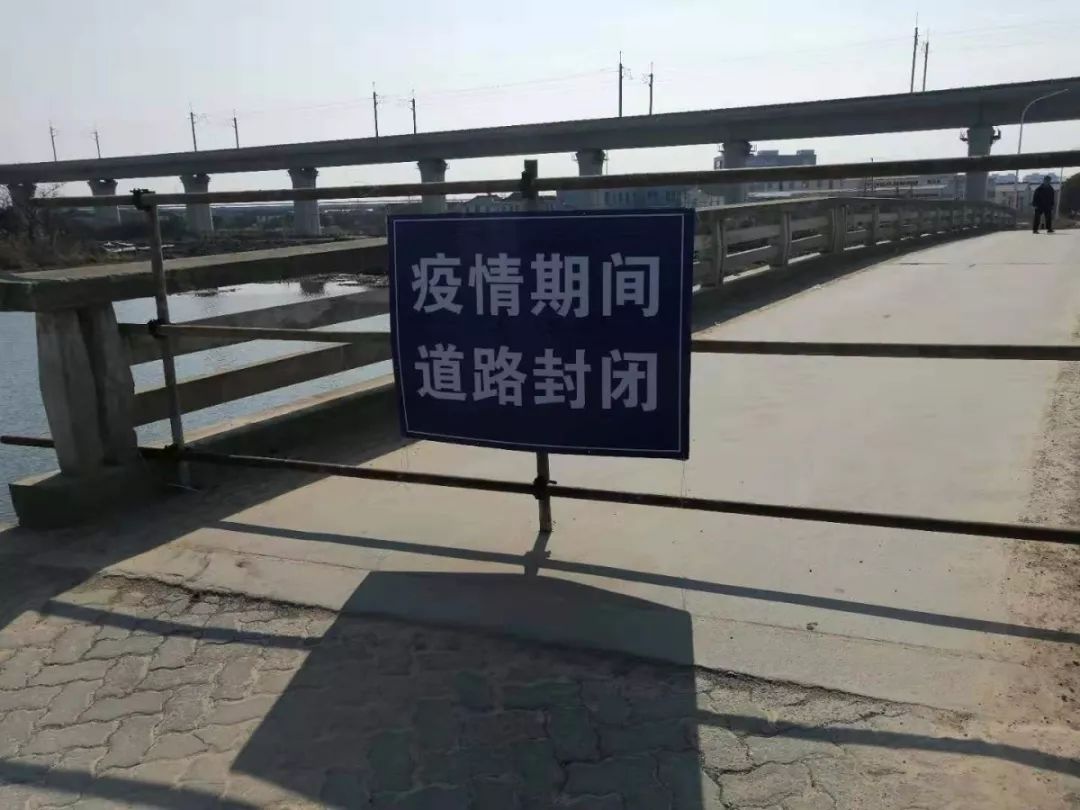 社区因地制宜,对各自辖区内的一些人流量少的次要道路,实行临时封闭
