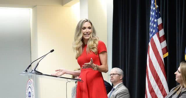 特朗普儿媳都这么霸气?一身黑红配干练十足,身材才华不输伊万卡_劳拉