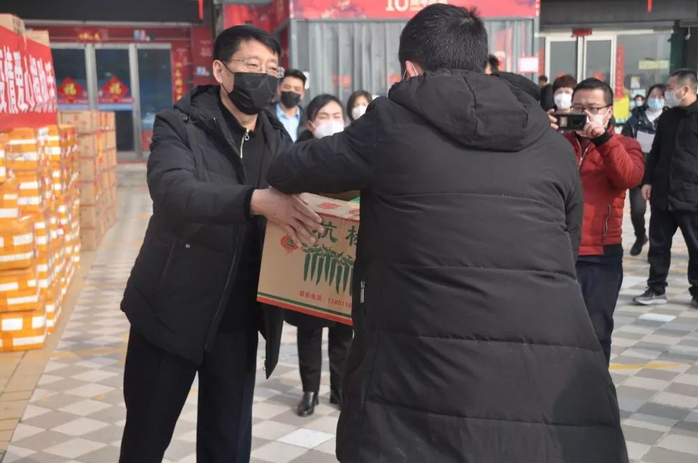 10吨蔬菜爱心捐赠淮阳润德商场战疫情保供应大灾面前我们愿意做一家有