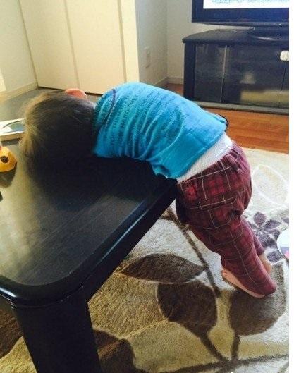 9张让父母哭笑不得的宝宝睡觉照片,从家里地板睡到大马路上