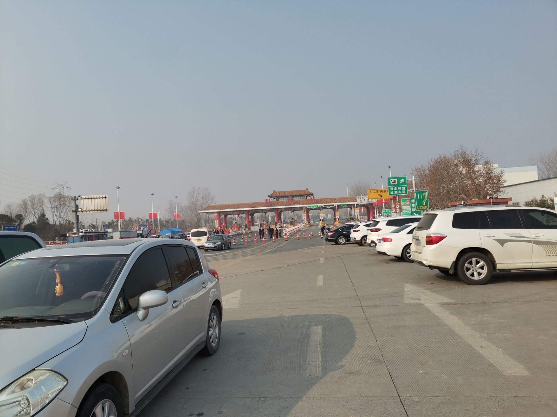 疫情下的生活第一篇连霍高速开封下站口逢车必查外地劝返