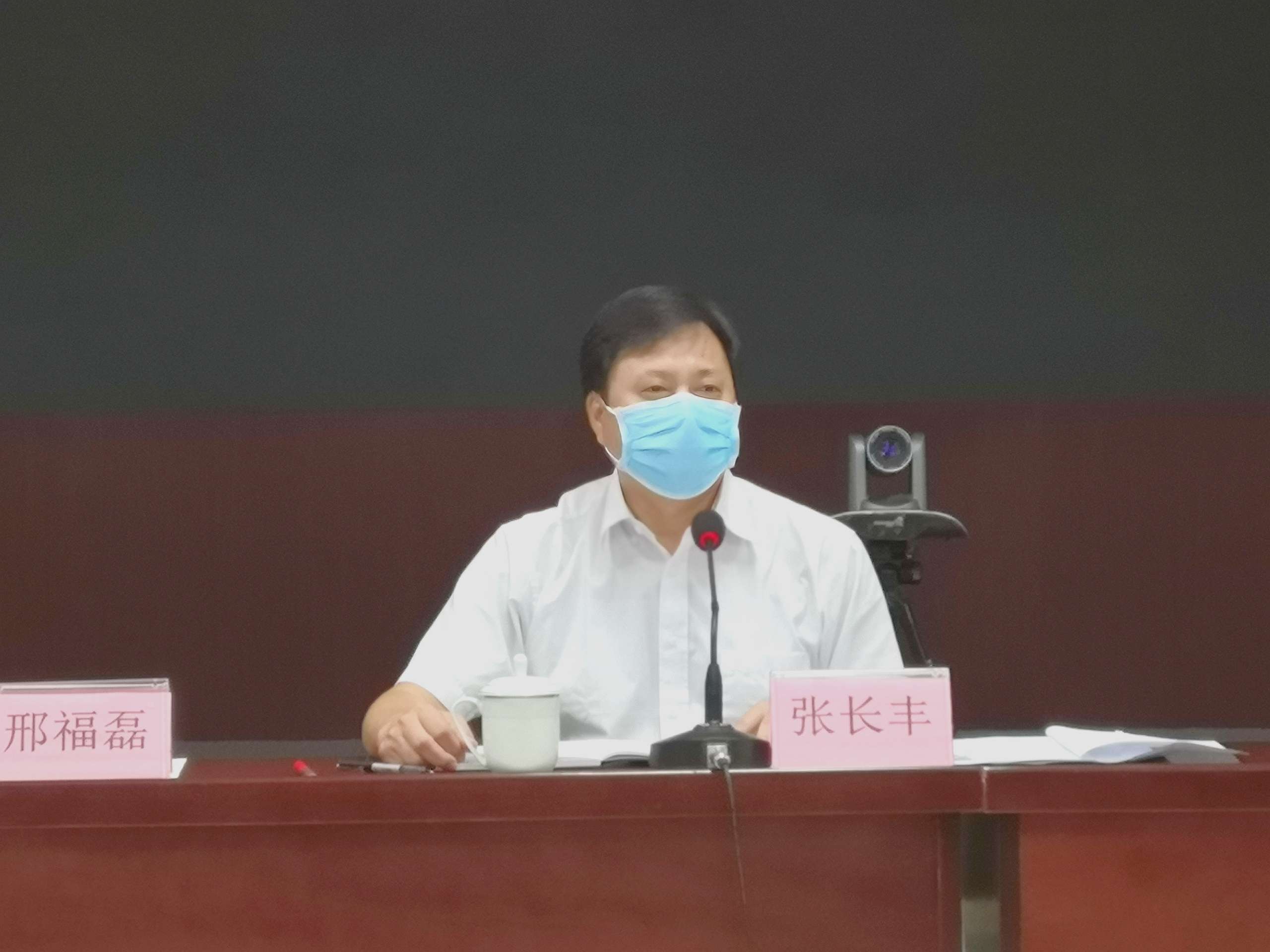 市委副书记,市长张长丰出席会议并讲话,副市长卞晓燕主持会议.