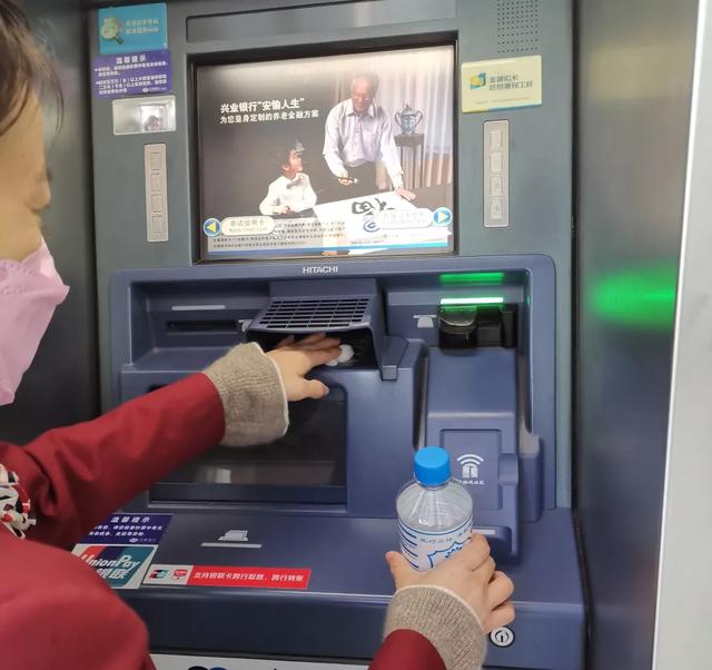 我是兴业银行台州黄岩支行李丹阳,是一名综合柜员.