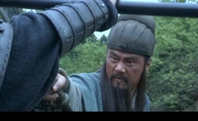 夏侯惇单挑关羽关羽略胜一筹