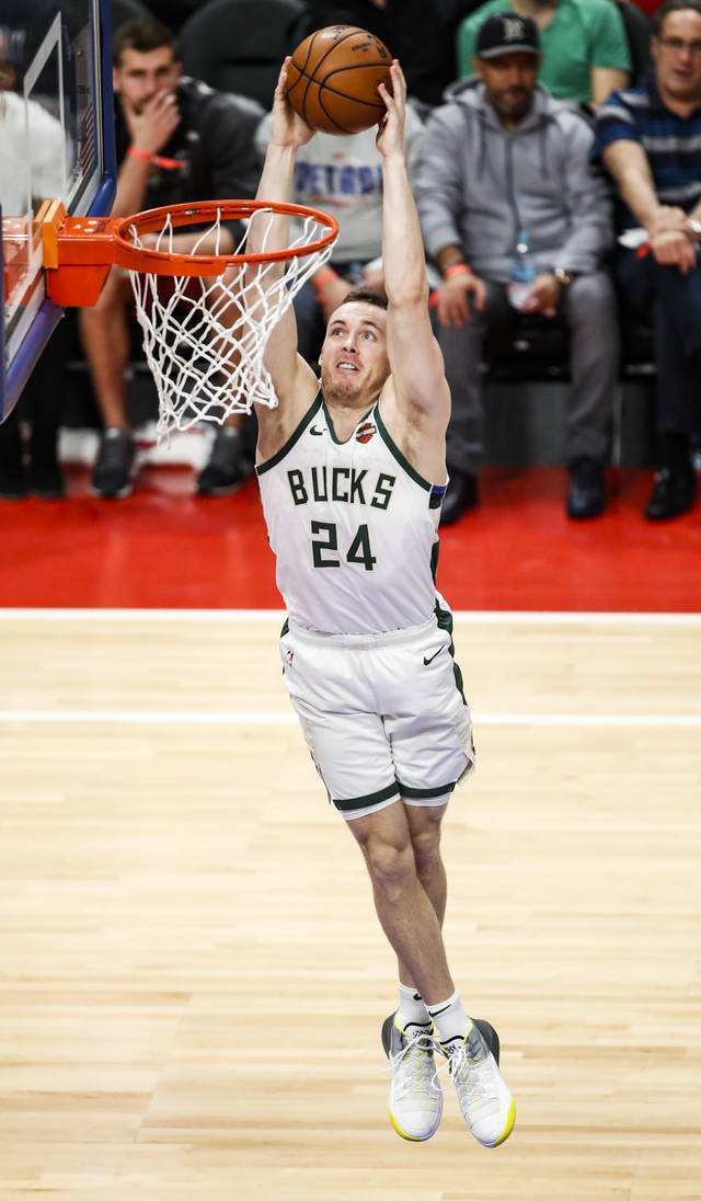 据查拉尼亚爆料雄鹿后卫帕特康诺顿将参加今年的扣篮大赛,他本赛季场