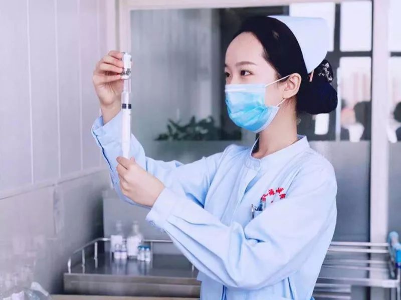 疫情在前消防员白衣天使直面生死的最美逆行者