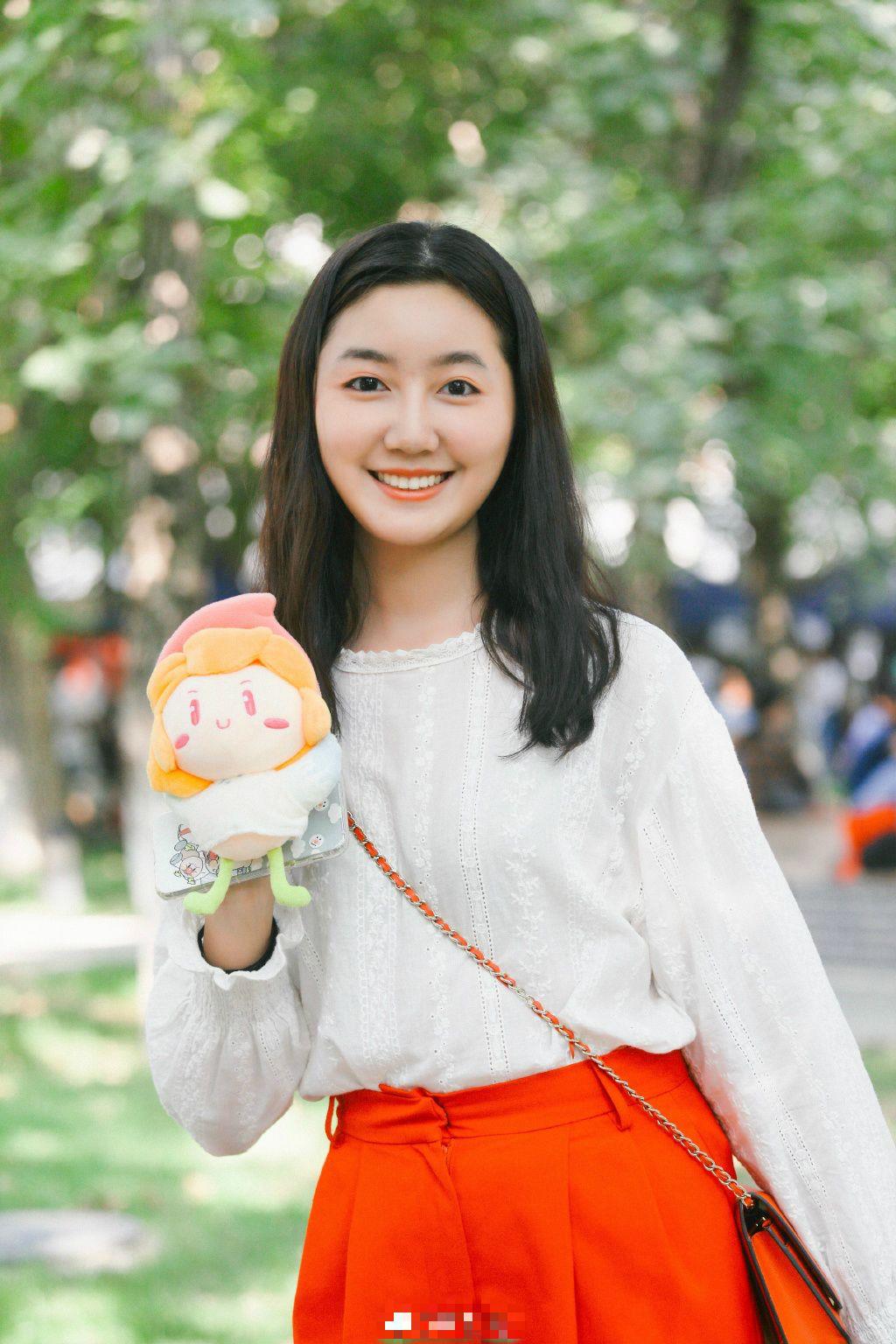 19岁"步步高"女孩近照曝光,穿红夹克素颜出镜,考上中传破谣言